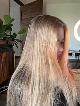 curchez  online show from April 20, 2026, 8:54 pm