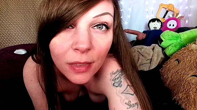 Snapshot of GamerGirlRoxyAndLee chatting on February 15, 2025, 10:10 pm GamerGirlRoxyAndLee online show from February 15, 2025, 10:10 pm