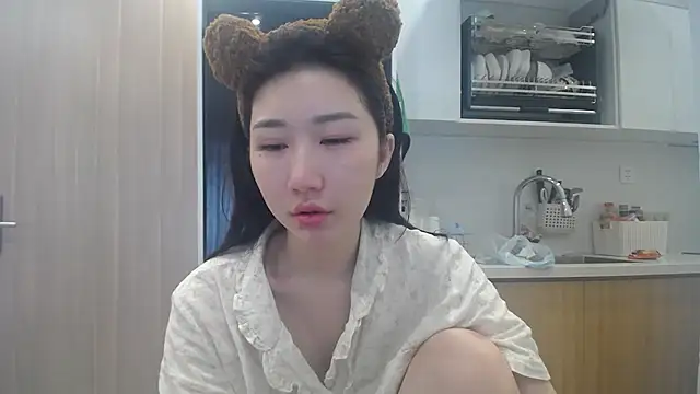 Asiagirll online show from May 12, 2026, 1:57 am