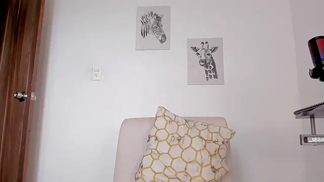 Snapshot of Hanna_Risso chatting on February 13, 2026, 5:46 pm Hanna Risso online show from February 13, 2026, 5:46 pm