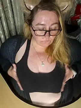 Iceprincess2bad4u online show from November 3, 2025, 6:11 pm