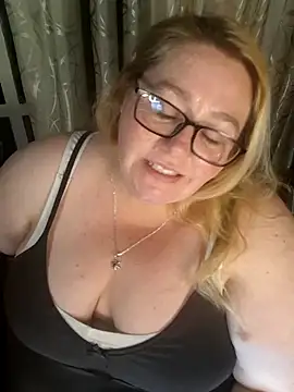 Snapshot of Iceprincess2bad4u chatting on February 9, 2026, 6:17 pm Iceprincess2bad4u online show from February 9, 2026, 6:17 pm