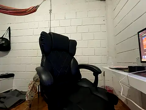 Snapshot of Max_TheHorseDick chatting on December 16, 2025, 2:05 am Max TheHorseDick online show from December 16, 2025, 2:05 am