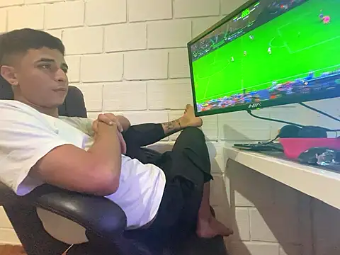 Snapshot of Max_TheHorseDick chatting on January 7, 2026, 5:01 am Max TheHorseDick online show from January 7, 2026, 5:01 am