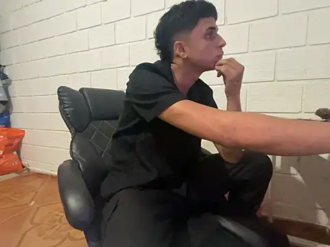 Snapshot of Max_TheHorseDick chatting on March 3, 2026, 2:40 am Max TheHorseDick online show from March 3, 2026, 2:40 am