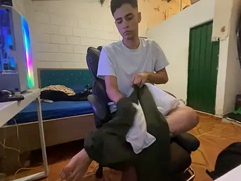 Snapshot of Max_TheHorseDick chatting on March 18, 2026, 5:58 pm Max TheHorseDick online show from March 18, 2026, 5:58 pm