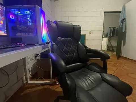 Snapshot of Max_TheHorseDick chatting on March 27, 2026, 7:28 am Max TheHorseDick online show from March 27, 2026, 7:28 am