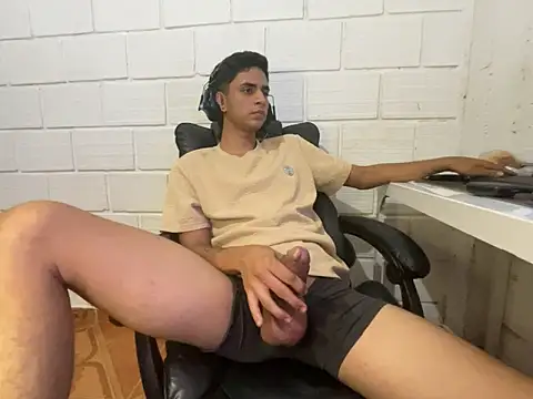 Snapshot of Max_TheHorseDick chatting on March 12, 2026, 6:17 am Max TheHorseDick online show from March 12, 2026, 6:17 am