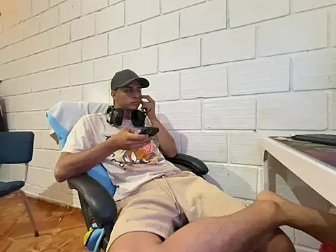 Snapshot of Max_TheHorseDick chatting on January 15, 2026, 1:31 am Max TheHorseDick online show from January 15, 2026, 1:31 am