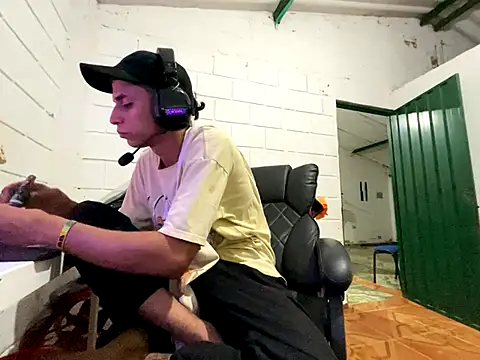 Max TheHorseDick online show from November 18, 2025, 10:45 pm