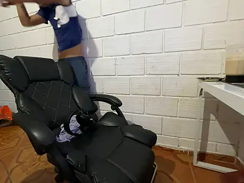 Snapshot of Max_TheHorseDick chatting on March 10, 2026, 3:32 am Max TheHorseDick online show from March 10, 2026, 3:32 am