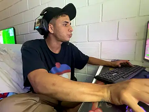 Snapshot of Max_TheHorseDick chatting on January 14, 2026, 4:38 am Max TheHorseDick online show from January 14, 2026, 4:38 am