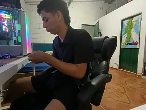 Snapshot of Max_TheHorseDick chatting on April 13, 2026, 2:48 am Max TheHorseDick online show from April 13, 2026, 2:48 am