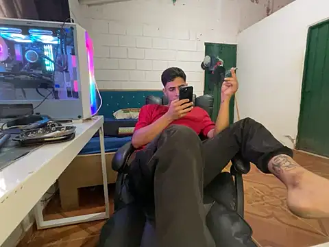 Snapshot of Max_TheHorseDick chatting on April 4, 2026, 7:42 pm Max TheHorseDick online show from April 4, 2026, 7:42 pm