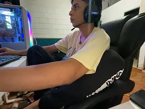 Snapshot of Max_TheHorseDick chatting on April 4, 2026, 3:57 am Max TheHorseDick online show from April 4, 2026, 3:57 am