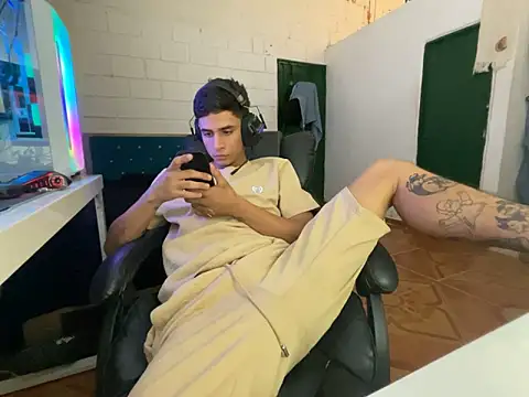 Snapshot of Max_TheHorseDick chatting on March 12, 2026, 7:07 pm Max TheHorseDick online show from March 12, 2026, 7:07 pm