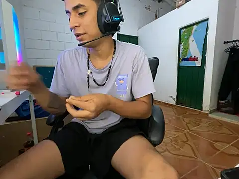 Snapshot of Max_TheHorseDick chatting on April 16, 2026, 7:47 pm Max TheHorseDick online show from April 16, 2026, 7:47 pm