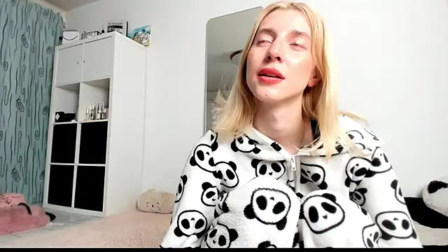 KenzieDawton online show from March 15, 2025, 4:57 am