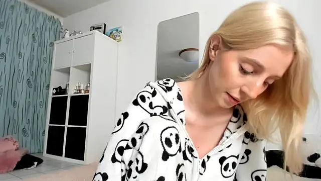 KenzieDawton online show from November 3, 2025, 4:39 am