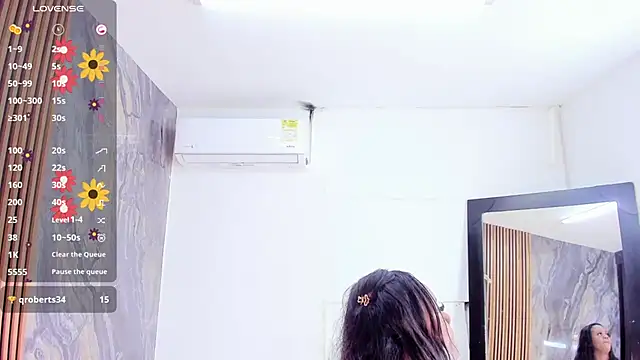 Snapshot of LauraSaenz01 chatting on February 3, 2026, 6:51 am LauraSaenz01 online show from February 3, 2026, 6:51 am