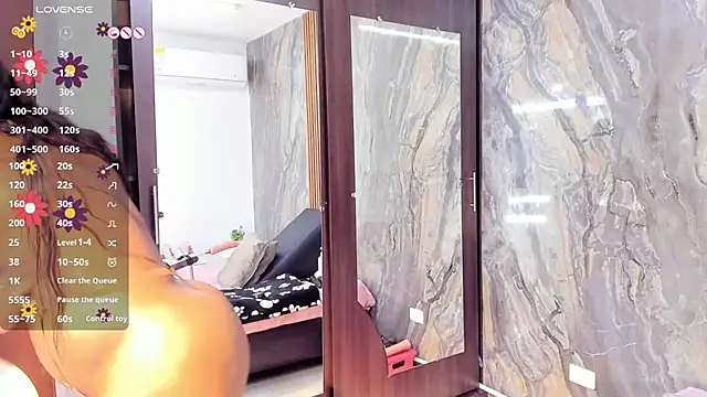 Snapshot of LauraSaenz01 chatting on February 10, 2026, 3:49 am LauraSaenz01 online show from February 10, 2026, 3:49 am