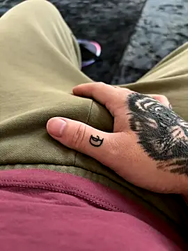 Snapshot of Miguelpm04 chatting on November 7, 2025, 9:58 am Miguelpm04 online show from November 7, 2025, 9:58 am