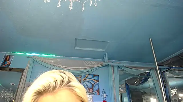 ADRIANNA FOX online show from September 29, 2025, 12:22 pm