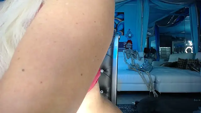 ADRIANNA FOX online show from September 10, 2025, 8:02 am