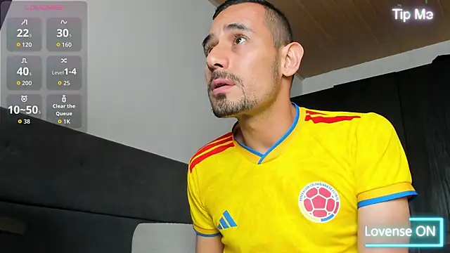 jhonyalzate2 online show from July 3, 2026, 9:43 pm