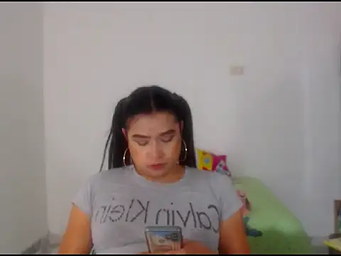 katrinawillff online show from April 7, 2026, 1:13 pm