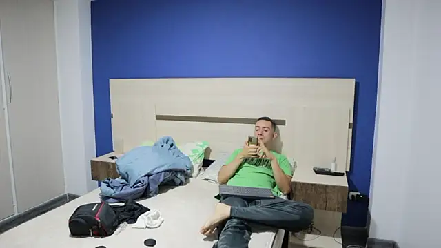 funcouple1985 online show from December 4, 2024, 11:30 pm