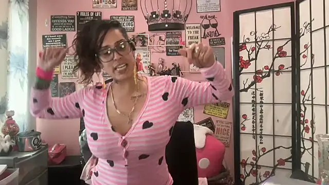 Snapshot of latinacubana chatting on February 14, 2025, 2:33 pm latinacubana online show from February 14, 2025, 2:33 pm