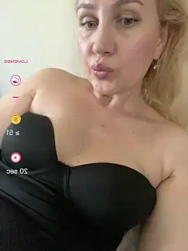 Snapshot of YourBlondee chatting on June 14, 2026, 4:35 am YourBlondee online show from June 14, 2026, 4:35 am