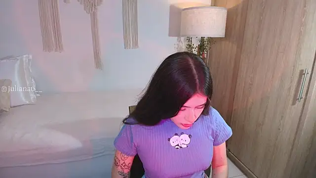 iriswest  online show from November 22, 2025, 12:43 am