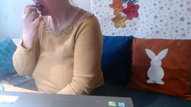 QueenLana online show from April 9, 2026, 7:25 am