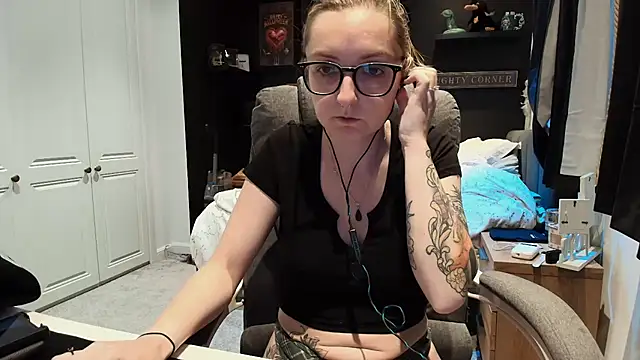 short sweetpea online show from September 22, 2025, 6:03 pm