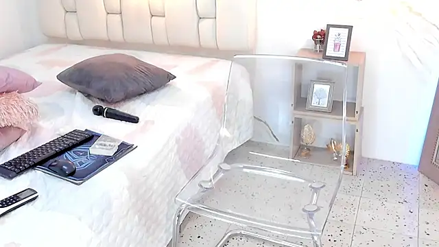 IsiisLovei online show from March 19, 2025, 6:23 pm