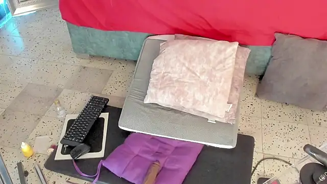 IsiisLovei online show from April 8, 2026, 2:40 pm