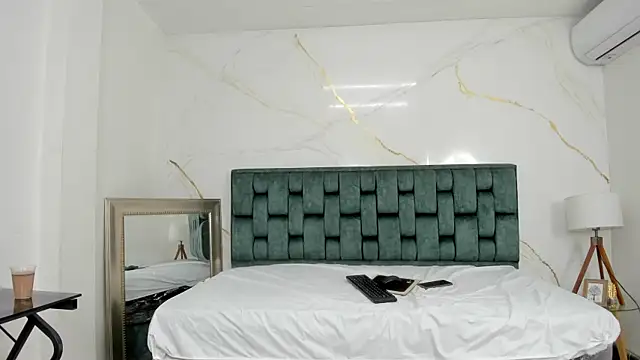 IsiisLovei online show from November 10, 2025, 1:49 pm