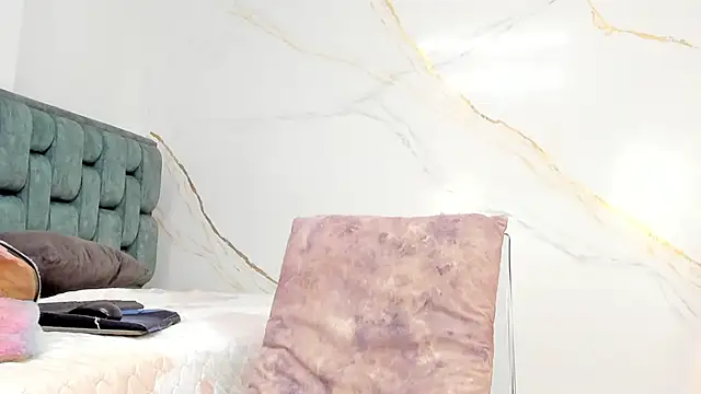 IsiisLovei online show from September 11, 2025, 2:17 pm