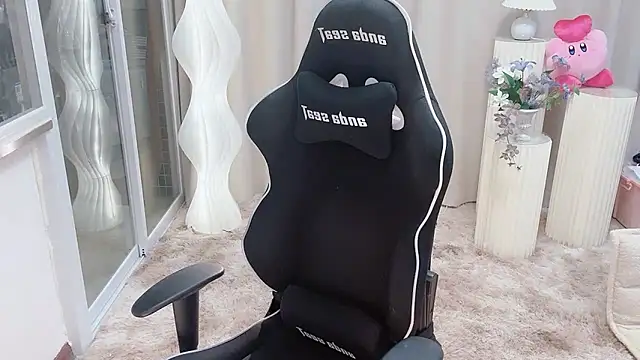 Happy Kitty online show from March 3, 2025, 4:26 pm