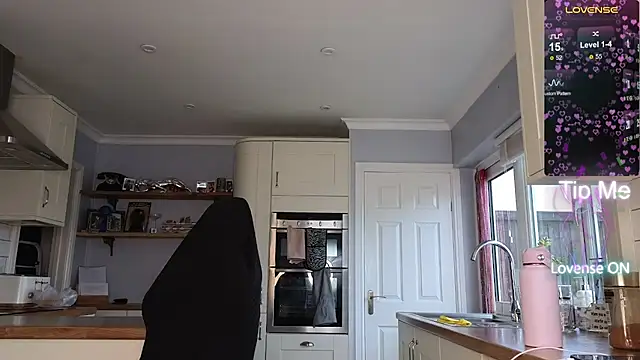 Snapshot of stripmequick chatting on November 11, 2025, 10:43 am stripmequick online show from November 11, 2025, 10:43 am