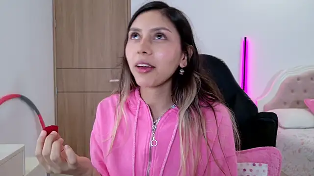 Snapshot of Sensualtease chatting on September 8, 2025, 8:52 pm Sensualtease online show from September 8, 2025, 8:52 pm