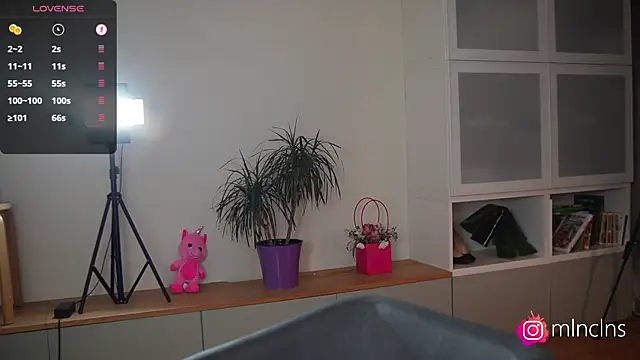 melanielwithu online show from April 10, 2026, 7:32 pm