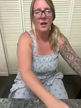 Lizzyloo online show from April 19, 2026, 7:16 pm