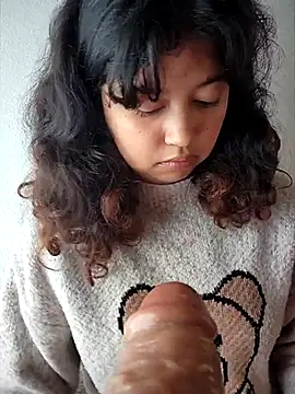 Peach Girll online show from February 26, 2025, 5:10 pm