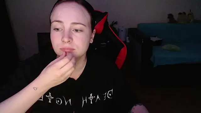 Laralianna online show from December 13, 2025, 8:04 pm