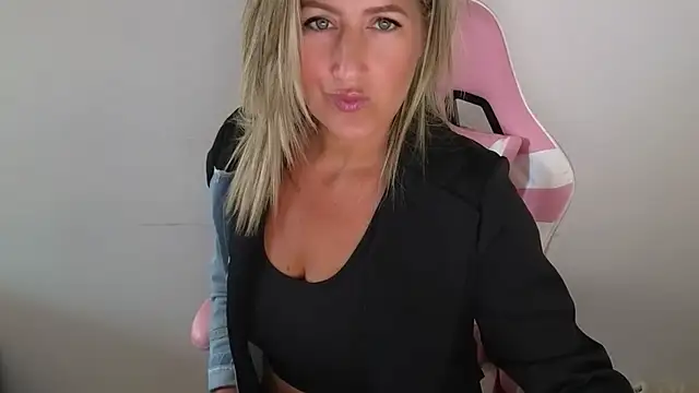 Snapshot of TessToy chatting on May 13, 2026, 7:37 am TessToy online show from May 13, 2026, 7:37 am