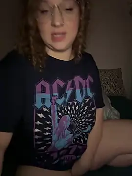 Snapshot of EmmieRae chatting on October 17, 2025, 3:32 am EmmieRae online show from October 17, 2025, 3:32 am