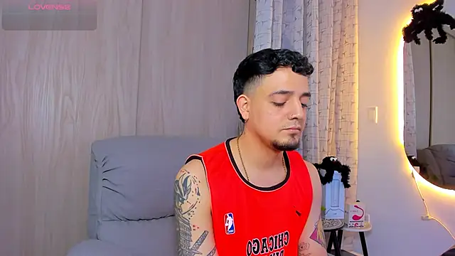 alejandro calderon1 online show from October 30, 2025, 2:32 am